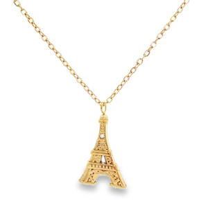 Ce collier délicat capture l'essence du chic français avec un pendentif finement détaillé représentant l'emblématique Tour Eiffel. C'est le bijou parfait pour les amoureux de Paris, les voyageurs ou ceux qui cherchent une touche de romantisme au quotidien. Le pendentif est une réplique miniature et stylisée du célèbre monument parisien. On y distingue des gravures précises qui imitent la structure métallique et les étages de la Dame de Fer. Un petit cristal scintillant est incrusté au centre de la structure, apportant un point de lumière discret.