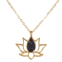 Collier avec pendentif fleur de lotus en acier 316L doré et strass en verre de couleur bleue nuit. Fermoir mousqueton avec rallonge de 5 cm.