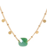 Collier composé d'une chaîne avec pampilles rondes en acier doré et une pierre de forme carré de couleur vert. Fermoir mousqueton avec une rallonge de 5 cm.