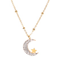 Collier composé d'une chaîne en acier doré et d'un pendentif croissant de lune pavé de strass surmonté d'une étoile en acier doré. Fermoir mousqueton avec rallonge de 5 cm.