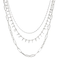 Collier triple rangs composé d'une chaîne de 40 cm de long en acier argenté, un collier de 43 cm de long avec pampilles en acier argenté, ainsi qu'un collier de 50 cm de long en acier argenté. Fermoir mousqueton avec 5 cm de rallonge.