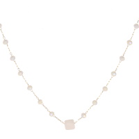 Collier composé d'une chaîne en acier doré surmonté de perles de couleur blanche et d'une perle de forme carré de couleur blanche. Fermoir mousqueton avec 5 cm de rallonge.