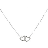 Collier composé d'une chaîne et d'un pendentif formé de deux cœurs entrelacés en acier argenté. Fermoir mousqueton avec 5 cm de rallonge.
