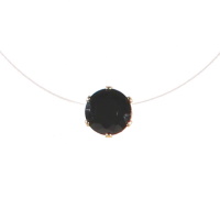 Collier composé d'un cordon en fil de nylon et d'un pendentif en acier doré serti griffe d'un oxyde de zirconium noir. Fermoir mousqueton en acier doré avec 5 cm de rallonge.