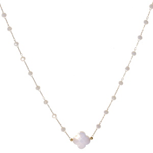 Collier composé d'une chaîne en acier doré, de perles de couleur blanche et d'une pierre de couleur blanche. Fermoir mousqueton avec 5 cm de rallonge.