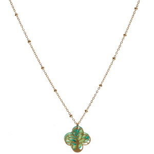 Collier composé d'une chaîne avec un pendentif arbre de vie en acier doré et d'un pendentif de couleur vert. Fermoir mousqueton avec 5 cm de rallonge.