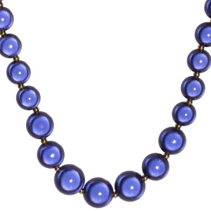 Collier composé d'un cordon, de perles en acier doré et de perles de couleur bleue. Fermoir mousqueton en acier doré avec 5 cm de rallonge.