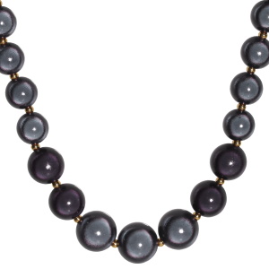 Collier composé d'un cordon, de perles en acier doré et de perles de couleur noire. Fermoir mousqueton en acier doré avec 5 cm de rallonge.