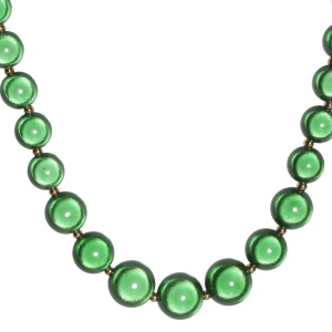 Collier composé d'un cordon, de perles en acier doré et de perles de couleur verte. Fermoir mousqueton en acier doré avec 5 cm de rallonge.