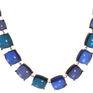 Collier composé de carrés en acier doré sertis de cristaux de couleur bleu. Fermoir mousqueton en acier doré avec 5 cm de rallonge.