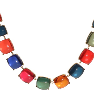 Collier composé de carrés en acier doré sertis de cristaux multicolores. Fermoir mousqueton en acier doré avec 5 cm de rallonge.