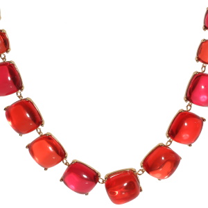 Collier composé de carrés en acier doré sertis de cristaux de couleur rouge et rose. Fermoir mousqueton en acier doré avec 5 cm de rallonge.