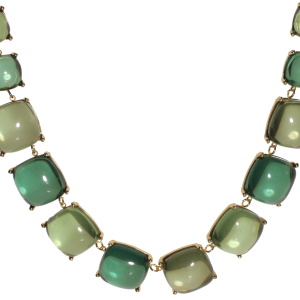 Collier composé de carrés en acier doré sertis de cristaux de couleur vert. Fermoir mousqueton en acier doré avec 5 cm de rallonge.