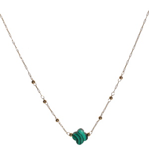 Collier composé d'une chaîne avec perles en acier doré et d'un pendentif trèfle à quatre feuilles de couleur vert malachite. Fermoir mousqueton avec 5 cm de rallonge.