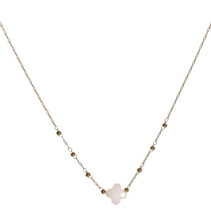 Collier composé d'une chaîne avec perles en acier doré et d'un pendentif trèfle à quatre feuilles de couleur blanc. Fermoir mousqueton avec 5 cm de rallonge.