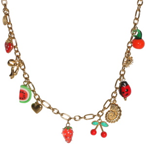 Collier composé d'une chaîne avec breloques en forme de nœud papillon, de cœur, de coquillage, de soleil avec visage et d'une pastille ronde en acier doré, d'un cœur et de cerises pavés d'émail de couleur, d'une fraise, d'une cerise et d'une coccinelle. Fermoir mousqueton avec 5 cm de rallonge.