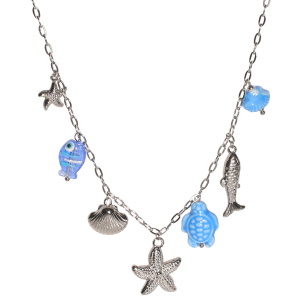 Collier composé d'une chaîne avec des pendants en forme de poisson, d'étoiles de mer et de coquillage en acier argenté et de pendants en forme de tortue, de coquillage et de poisson de couleur bleue. Fermoir mousqueton avec 5 cm de rallonge.