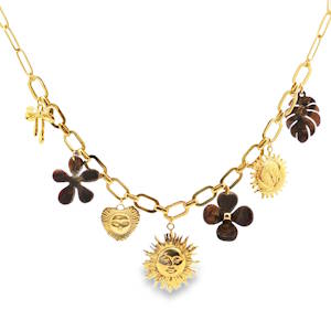 Sublime collier à breloques en acier doré, une ode à la lumière et à la nature. Chaque pendentif, soleils radieux et motifs floraux, capture l'essence de la joie et de l'optimisme. Un bijou éclatant, parfait pour illuminer votre quotidien avec une touche d'élégance solaire. Fermoir mousqueton avec 5 cm de rallonge.