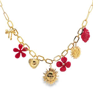 Sublime collier à breloques en acier doré, une ode à la lumière et à la nature. Chaque pendentif, soleils radieux et motifs floraux, capture l'essence de la joie et de l'optimisme. Un bijou éclatant, parfait pour illuminer votre quotidien avec une touche d'élégance solaire. Fermoir mousqueton avec 5 cm de rallonge.