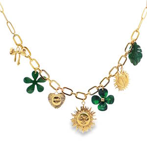 Sublime collier à breloques en acier doré, une ode à la lumière et à la nature. Chaque pendentif, soleils radieux et motifs floraux, capture l'essence de la joie et de l'optimisme. Un bijou éclatant, parfait pour illuminer votre quotidien avec une touche d'élégance solaire. Fermoir mousqueton avec 5 cm de rallonge.