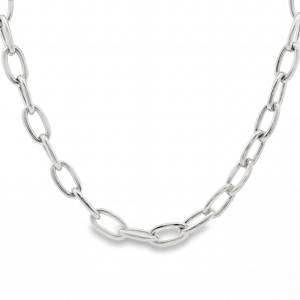 Sublime chaîne en acier argenté, un bijou intemporel qui rehaussera votre élégance. Sa maille soignée et son éclat chaleureux en font un accessoire indispensable pour compléter votre style avec une touche de sophistication discrète. Parfait pour toutes les occasions, ce collier illuminera votre décolleté. Fermoir mousqueton avec 5 cm de rallonge.