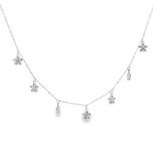 Ce délicat collier en acier argenté est orné de charmantes breloques en forme de fleurs, ajoutant une touche de fantaisie et de féminité à votre décolleté. Un bijou raffiné et discret, parfait pour sublimer votre style au quotidien ou pour une occasion spéciale. Fermoir mousqueton avec 5 cm de rallonge.