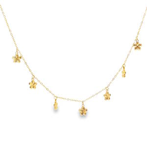 Ce délicat collier en acier doré est orné de charmantes breloques en forme de fleurs, ajoutant une touche de fantaisie et de féminité à votre décolleté. Un bijou raffiné et discret, parfait pour sublimer votre style au quotidien ou pour une occasion spéciale. L'éclat chaleureux du doré illumine délicatement votre allure. Fermoir mousqueton avec 5 cm de rallonge.