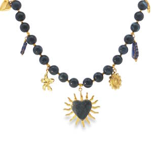 Ce collier de perles, rehaussé d'ornements dorés délicats, offre une touche d'éclat à votre allure. Le pendentif en forme de cœur solaire capture l'attention, tandis que les détails dorés scintillent avec raffinement. Un accessoire qui allie charme bohème et élégance intemporelle.