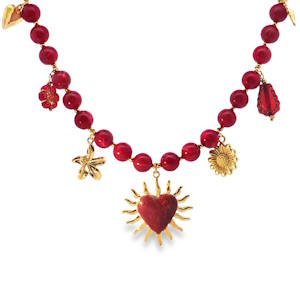 Ce collier de perles, rehaussé d'ornements dorés délicats, offre une touche d'éclat à votre allure. Le pendentif en forme de cœur solaire capture l'attention, tandis que les détails dorés scintillent avec raffinement. Un accessoire qui allie charme bohème et élégance intemporelle.