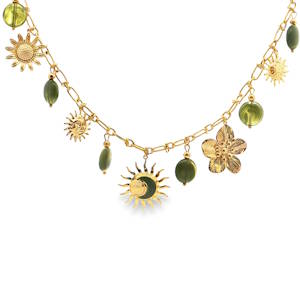 Ce collier à breloques en acier doré rayonne d'une splendeur naturelle. Des perles vertes, taillées en cabochon rond, apportent une touche de sérénité à cette composition éclatante. Un bijou captivant, parfait pour ajouter une note de fraîcheur à votre style.