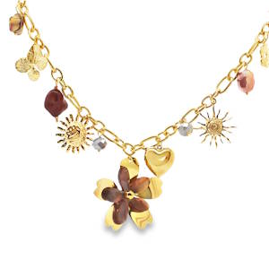 Ce collier à breloques en acier doré est une ode à la fantaisie. Il présente une variété de pendentifs délicats, créant un ensemble pétillant et original. Chaque breloque raconte une histoire, faisant de ce bijou un accessoire unique et personnalisé, parfait pour ajouter une touche de gaieté à votre quotidien.