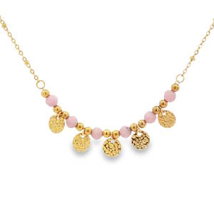 Ce collier sophistiqué en acier doré présente un agencement raffiné de perles roses. Chaque perle est soigneusement taillée en sphère lisse avec un polissage miroir exceptionnel, créant un contraste saisissant avec l'éclat de l'acier. Le design suspendu verticalement met en valeur la symétrie parfaite des gemmes et la finition impeccable de la structure. Un bijou intemporel alliant l'élégance du style charmeur à la profondeur mystérieuse des perles pour une allure luxueuse. Fermoir mousqueton avec 5 cm de rallonge.