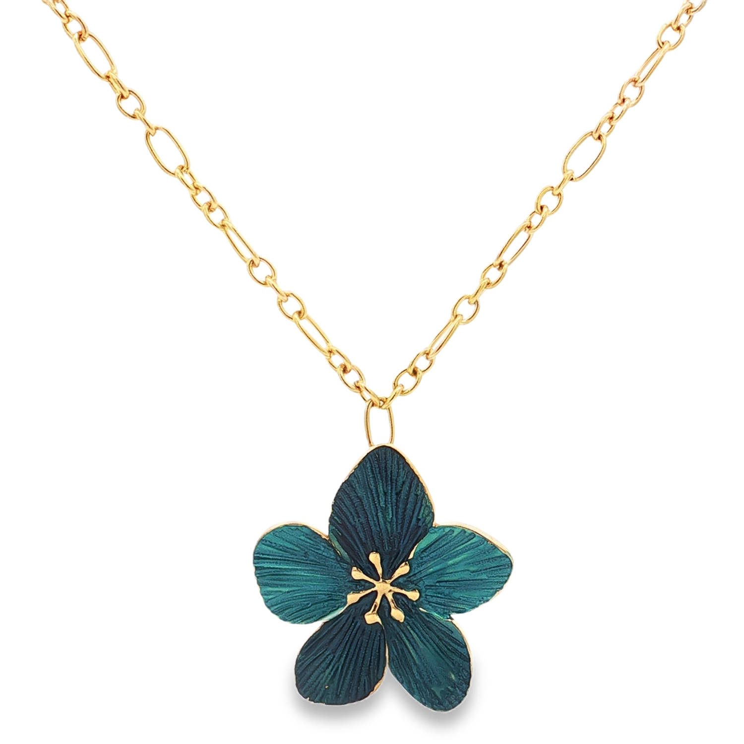 Ce délicat collier, en acier doré étincelant, met en valeur un pendentif floral raffiné.<br/>Le design élégant et féminin est parfait pour ajouter une touche de grâce à toute tenue.<br/>Un bijou intemporel, idéal pour un cadeau spécial ou pour se faire plaisir avec une touche de luxe discret.<br/>Fermoir mousqueton avec 5 cm de rallonge. Adolescent Adulte Automne Femme Fleurs Hiver Nature Ce délicat collier, en acier doré étincelant, met en valeur un pendentif floral raffiné.<br/>Le design élégant et féminin est parfait pour ajouter une touche de grâce à toute tenue.<br/>Un bijou intemporel, idéal pour un cadeau spécial ou pour se faire plaisir avec une touche de luxe discret.<br/>Fermoir mousqueton avec 5 cm de rallonge. Adolescent Adulte Automne Femme Fleurs Hiver Nature