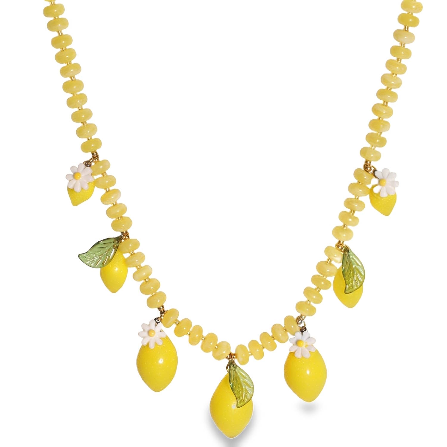 Apportez une touche de fraîcheur ensoleillée et de gaieté à votre garde-robe avec ce magnifique collier d'inspiration méditerranéenne. Conçu avec soin, ce bijou capture parfaitement l'esprit de l'été.<br/>Le corps du collier est entièrement composé d'une enfilade de petites perles rondes et plates d'un jaune pastel translucide, offrant une belle luminosité au ras du cou.<br/>Sept breloques en forme de citrons d'un jaune vif et brillant sont suspendues avec élégance.<br/>Monté sur une structure discrète en acier, garantissant la robustesse du bijou et la tenue des petites pampilles colorées.<br/>Doté d'une chaîne de réglage avec un fermoir mousqueton permettant d'ajuster la longueur selon votre décolleté. Perle Adolescent Adulte Eté Femme Fille Fleurs Fruits Nature Apportez une touche de fraîcheur ensoleillée et de gaieté à votre garde-robe avec ce magnifique collier d'inspiration méditerranéenne. Conçu avec soin, ce bijou capture parfaitement l'esprit de l'été.<br/>Le corps du collier est entièrement composé d'une enfilade de petites perles rondes et plates d'un jaune pastel translucide, offrant une belle luminosité au ras du cou.<br/>Sept breloques en forme de citrons d'un jaune vif et brillant sont suspendues avec élégance.<br/>Monté sur une structure discrète en acier, garantissant la robustesse du bijou et la tenue des petites pampilles colorées.<br/>Doté d'une chaîne de réglage avec un fermoir mousqueton permettant d'ajuster la longueur selon votre décolleté. Perle Adolescent Adulte Eté Femme Fille Fleurs Fruits Nature