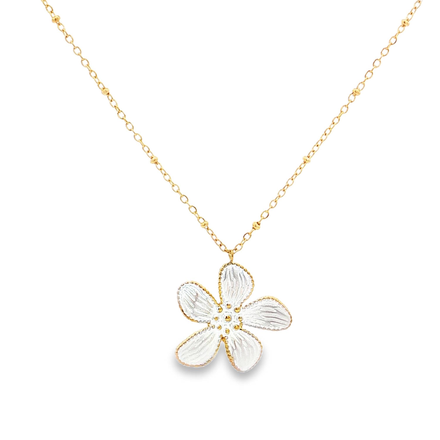Apportez une touche de fraîcheur printanière et d'exotisme à votre décolleté avec ce collier raffiné. Alliant la robustesse de l'acier et la délicatesse d'un travail d'émaillage, ce bijou est une véritable ode à la nature.<br/>Avec pour pendentif une magnifique fleur à cinq pétales, travaillée avec un effet de texture subtil. Le centre est orné de petits pistils dorés en relief, tandis que les pétales sont recouverts d'un émail blanc perlé à l'aspect texturé, rappelant la nacre ou la soie.<br/>Chaque pétale est bordé d'un liseré perlé doré, soulignant le travail de gravure qui imite les nervures naturelles d'une véritable fleur.<br/>Un mousqueton sécurisé accompagné d'une chaînette d'extension, permettant d'ajuster parfaitement la taille à votre morphologie. Adolescent Adulte Eté Femme Fille Fleurs Nature Printemps Apportez une touche de fraîcheur printanière et d'exotisme à votre décolleté avec ce collier raffiné. Alliant la robustesse de l'acier et la délicatesse d'un travail d'émaillage, ce bijou est une véritable ode à la nature.<br/>Avec pour pendentif une magnifique fleur à cinq pétales, travaillée avec un effet de texture subtil. Le centre est orné de petits pistils dorés en relief, tandis que les pétales sont recouverts d'un émail blanc perlé à l'aspect texturé, rappelant la nacre ou la soie.<br/>Chaque pétale est bordé d'un liseré perlé doré, soulignant le travail de gravure qui imite les nervures naturelles d'une véritable fleur.<br/>Un mousqueton sécurisé accompagné d'une chaînette d'extension, permettant d'ajuster parfaitement la taille à votre morphologie. Adolescent Adulte Eté Femme Fille Fleurs Nature Printemps