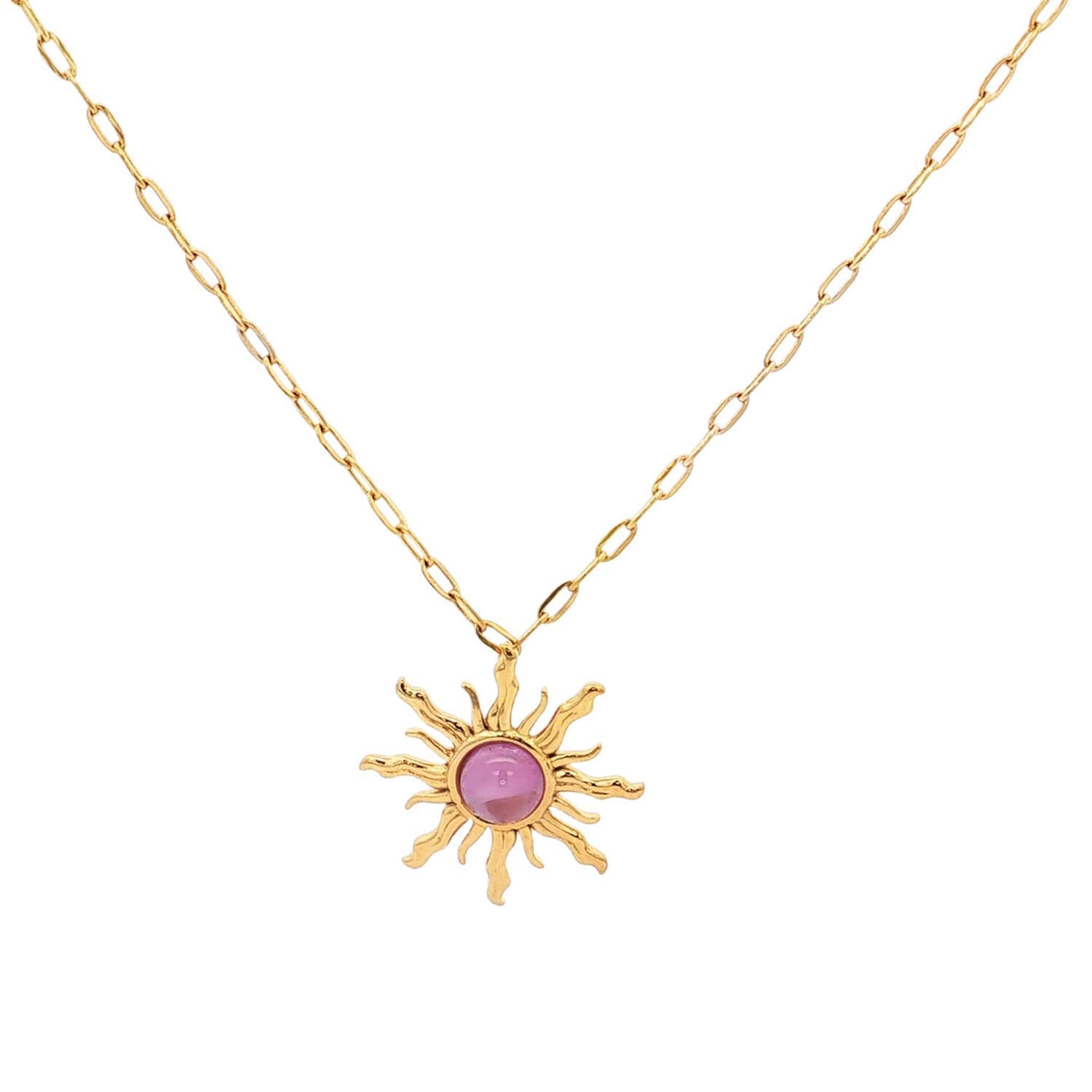 Apportez une touche de lumière et de mystère à votre décolleté avec ce collier raffiné. Alliant force et délicatesse, ce bijou se distingue par son pendentif travaillé et son allure bohème-chic.<br/>Une pièce centrale en forme de soleil flamboyant. Ses rayons ondulés, aux finitions texturées, entourent un cabochon central délicat.<br/>Le cœur du soleil est orné d'un cabochon violet translucide (effet améthyste claire), apportant une note de douceur et de féminité.<br/>Un mousqueton sécurisé accompagné d'une chaînette d'extension, permettant d'ajuster parfaitement la taille à votre morphologie. Rond Soleil Adolescent Adulte Eté Femme Fille Nature Printemps Apportez une touche de lumière et de mystère à votre décolleté avec ce collier raffiné. Alliant force et délicatesse, ce bijou se distingue par son pendentif travaillé et son allure bohème-chic.<br/>Une pièce centrale en forme de soleil flamboyant. Ses rayons ondulés, aux finitions texturées, entourent un cabochon central délicat.<br/>Le cœur du soleil est orné d'un cabochon violet translucide (effet améthyste claire), apportant une note de douceur et de féminité.<br/>Un mousqueton sécurisé accompagné d'une chaînette d'extension, permettant d'ajuster parfaitement la taille à votre morphologie. Rond Soleil Adolescent Adulte Eté Femme Fille Nature Printemps
