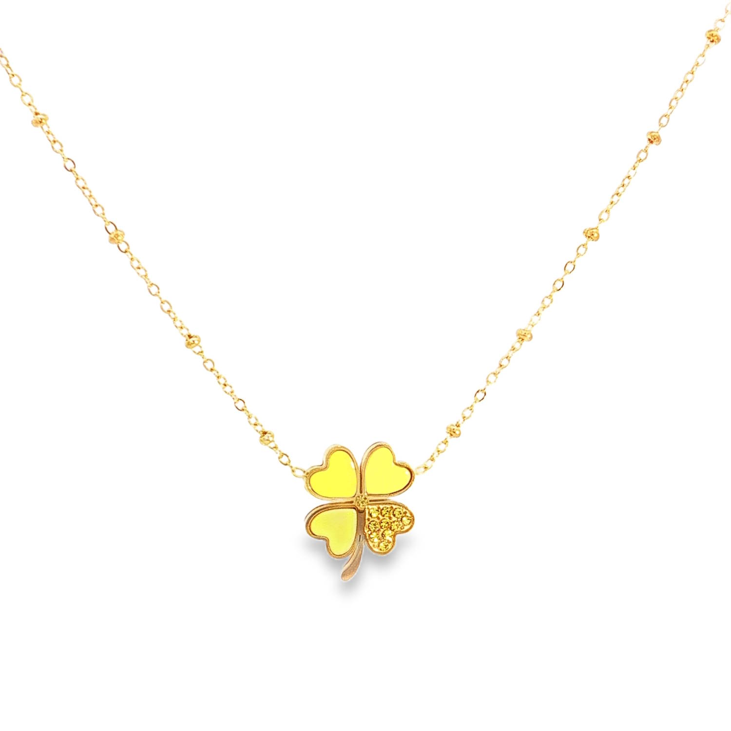 Ce collier délicat et moderne allie le charme intemporel d'un porte-bonheur à un design contemporain et raffiné. Conçu en acier inoxydable doré, il offre une brillance éclatante et une excellente durabilité au quotidien.<br/>Le point central de ce bijou est un superbe pendentif en forme de trèfle à quatre feuilles, symbole universel de chance et de bonheur. Son design se distingue par un travail de textures et de couleurs asymétrique.<br/>Trois pétales revêtus d'un émail lisse d'un jaune lumineux et doux.<br/>Un pétale scintillant entièrement pavé de petits strass jaunes, qui captent superbement la lumière.<br/>Le centre du trèfle est rehaussé d'un petit cristal solitaire, et une fine tige dorée vient parfaire le réalisme du motif.<br/>Un mousqueton sécurisé accompagné d'une chaînette d'extension, permettant d'ajuster parfaitement la taille à votre morphologie. Strass Trèfle Adolescent Adulte Eté Femme Fille Nature Printemps Symboles Ce collier délicat et moderne allie le charme intemporel d'un porte-bonheur à un design contemporain et raffiné. Conçu en acier inoxydable doré, il offre une brillance éclatante et une excellente durabilité au quotidien.<br/>Le point central de ce bijou est un superbe pendentif en forme de trèfle à quatre feuilles, symbole universel de chance et de bonheur. Son design se distingue par un travail de textures et de couleurs asymétrique.<br/>Trois pétales revêtus d'un émail lisse d'un jaune lumineux et doux.<br/>Un pétale scintillant entièrement pavé de petits strass jaunes, qui captent superbement la lumière.<br/>Le centre du trèfle est rehaussé d'un petit cristal solitaire, et une fine tige dorée vient parfaire le réalisme du motif.<br/>Un mousqueton sécurisé accompagné d'une chaînette d'extension, permettant d'ajuster parfaitement la taille à votre morphologie. Strass Trèfle Adolescent Adulte Eté Femme Fille Nature Printemps Symboles