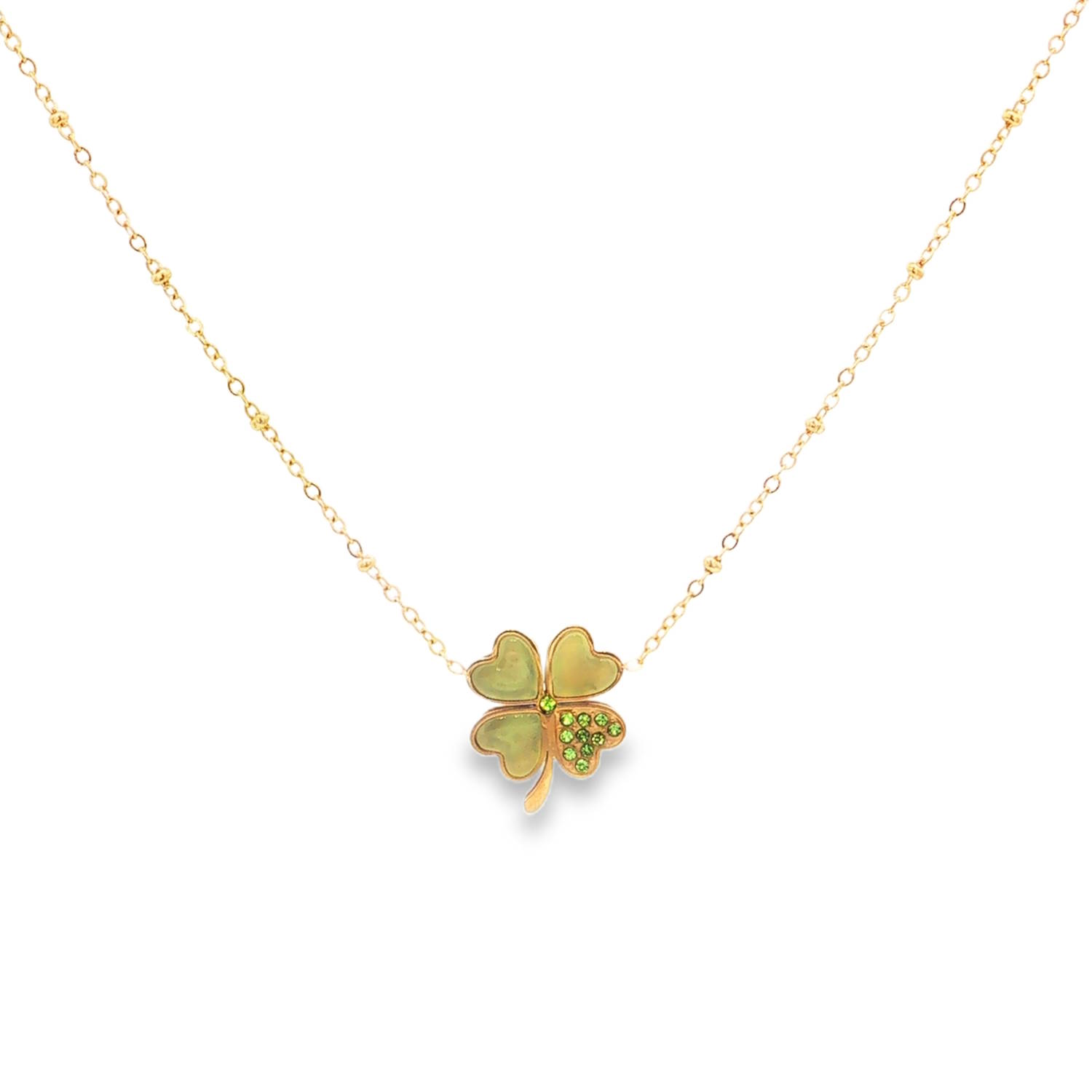 Ce ravissant collier en acier inoxydable doré combine avec élégance la délicatesse et le symbolisme porte-bonheur du trèfle à quatre feuilles. Conçu pour apporter une touche de fraîcheur et de sophistication à votre décolleté, il se distingue par ses détails soignés et ses nuances de vert.<br/>Un trèfle à quatre feuilles dont les contours sont délicatement dessinés en acier doré.<br/>Trois pétales sont sublimés par un émail ou une nacre de couleur vert tendre, aux reflets doux et lumineux.<br/>Le quatrième pétale est entièrement pavé de petits strass ou cristaux vert vif scintillants, apportant une touche de brillance asymétrique et moderne.<br/>Le centre du trèfle est rehaussé d'un minuscule cristal vert, liant harmonieusement l'ensemble du motif.<br/>Un mousqueton sécurisé accompagné d'une chaînette d'extension, permettant d'ajuster parfaitement la taille à votre morphologie. Strass Trèfle Adolescent Adulte Eté Femme Fille Nature Printemps Symboles Ce ravissant collier en acier inoxydable doré combine avec élégance la délicatesse et le symbolisme porte-bonheur du trèfle à quatre feuilles. Conçu pour apporter une touche de fraîcheur et de sophistication à votre décolleté, il se distingue par ses détails soignés et ses nuances de vert.<br/>Un trèfle à quatre feuilles dont les contours sont délicatement dessinés en acier doré.<br/>Trois pétales sont sublimés par un émail ou une nacre de couleur vert tendre, aux reflets doux et lumineux.<br/>Le quatrième pétale est entièrement pavé de petits strass ou cristaux vert vif scintillants, apportant une touche de brillance asymétrique et moderne.<br/>Le centre du trèfle est rehaussé d'un minuscule cristal vert, liant harmonieusement l'ensemble du motif.<br/>Un mousqueton sécurisé accompagné d'une chaînette d'extension, permettant d'ajuster parfaitement la taille à votre morphologie. Strass Trèfle Adolescent Adulte Eté Femme Fille Nature Printemps Symboles