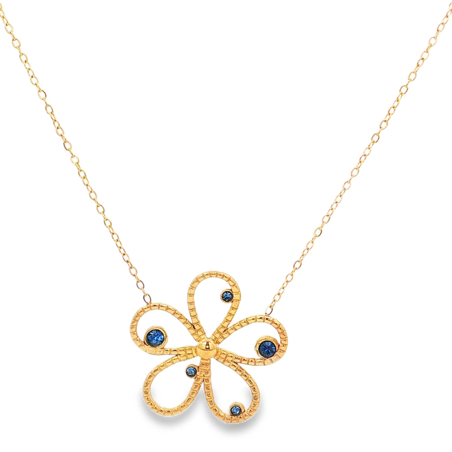 Ce collier raffiné allie la robustesse de l’acier à la finesse d’un design printanier. C’est un bijou à la fois moderne et intemporel, idéal pour apporter une touche de couleur et de luminosité à votre décolleté.<br/> Un motif floral stylisé composé de cinq pétales ajourés. La structure des pétales présente un aspect texturé et strié, ajoutant du relief et du caractère à la pièce.<br/>Le cœur et les pétales de la fleur sont délicatement sertis de cristaux bleu saphir. Ces pierres apportent un contraste saisissant avec le doré et captent la lumière à chaque mouvement.<br/>Un mousqueton sécurisé accompagné d'une chaînette d'extension, permettant d'ajuster parfaitement la taille à votre morphologie. Strass Adolescent Adulte Femme Fille Fleurs Indémodable Nature Ce collier raffiné allie la robustesse de l’acier à la finesse d’un design printanier. C’est un bijou à la fois moderne et intemporel, idéal pour apporter une touche de couleur et de luminosité à votre décolleté.<br/> Un motif floral stylisé composé de cinq pétales ajourés. La structure des pétales présente un aspect texturé et strié, ajoutant du relief et du caractère à la pièce.<br/>Le cœur et les pétales de la fleur sont délicatement sertis de cristaux bleu saphir. Ces pierres apportent un contraste saisissant avec le doré et captent la lumière à chaque mouvement.<br/>Un mousqueton sécurisé accompagné d'une chaînette d'extension, permettant d'ajuster parfaitement la taille à votre morphologie. Strass Adolescent Adulte Femme Fille Fleurs Indémodable Nature