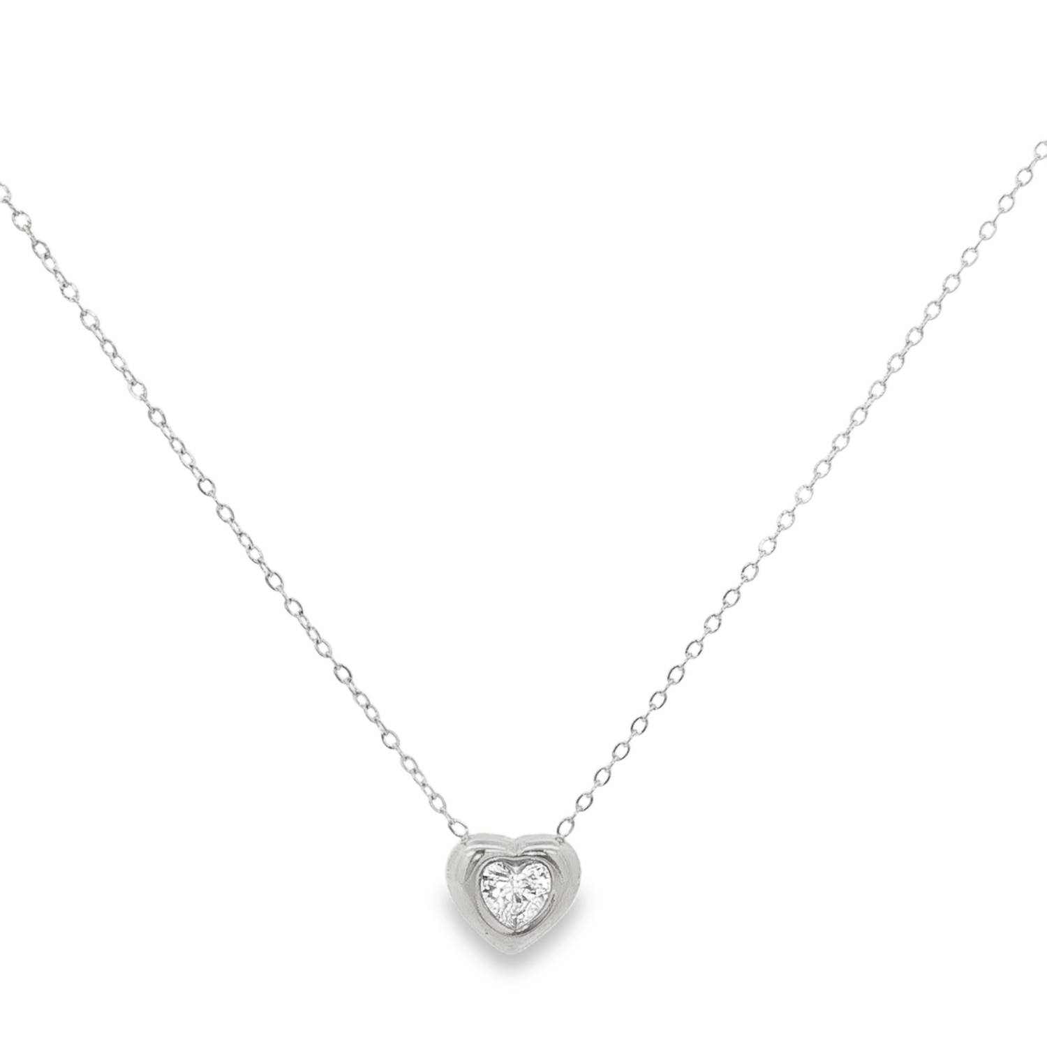Alliant sobriété et romantisme, ce collier est une pièce intemporelle qui apporte une touche de lumière délicate à votre décolleté. Conçu pour durer, il marie la robustesse de l'acier à l'éclat raffiné du zirconium.<br/>Le collier met à l'honneur un pendentif en forme de cœur bombé, aux lignes douces et épurées. En son centre, un oxyde de zirconium taillé avec précision capture la lumière pour un scintillement comparable à celui du diamant.<br/>Un mousqueton sécurisé accompagné d'une chaînette d'extension, permettant d'ajuster parfaitement la taille à votre morphologie. Coeur Solitaire Adolescent Adulte Amour Femme Fille Indémodable Alliant sobriété et romantisme, ce collier est une pièce intemporelle qui apporte une touche de lumière délicate à votre décolleté. Conçu pour durer, il marie la robustesse de l'acier à l'éclat raffiné du zirconium.<br/>Le collier met à l'honneur un pendentif en forme de cœur bombé, aux lignes douces et épurées. En son centre, un oxyde de zirconium taillé avec précision capture la lumière pour un scintillement comparable à celui du diamant.<br/>Un mousqueton sécurisé accompagné d'une chaînette d'extension, permettant d'ajuster parfaitement la taille à votre morphologie. Coeur Solitaire Adolescent Adulte Amour Femme Fille Indémodable