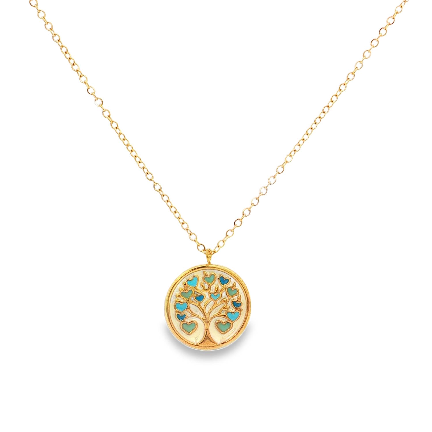 Ce superbe collier allie la symbolique intemporelle de la nature à un design moderne et coloré.<br/>Le point central de cette pièce est un médaillon circulaire finement travaillé, présentant une interprétation poétique de l'Arbre de Vie.<br/>Les branches s'élèvent avec élégance, se transformant en une multitude de petits cœurs délicats qui font office de feuillage.<br/>Chaque cœur est méticuleusement rempli d'émail aux nuances de bleu turquoise et de vert émeraude. Ces touches de couleurs vives apportent une profondeur visuelle et un contraste saisissant avec le fond nacré et le contour doré.<br/>Le motif repose sur un lit d'émail ivoire, offrant une luminosité douce qui met en valeur la structure de l'arbre.<br/>Un mousqueton sécurisé accompagné d'une chaînette d'extension, permettant d'ajuster parfaitement la taille à votre morphologie. Arbre Rond Adolescent Adulte Eté Femme Fille Nature Printemps Symboles Ce superbe collier allie la symbolique intemporelle de la nature à un design moderne et coloré.<br/>Le point central de cette pièce est un médaillon circulaire finement travaillé, présentant une interprétation poétique de l'Arbre de Vie.<br/>Les branches s'élèvent avec élégance, se transformant en une multitude de petits cœurs délicats qui font office de feuillage.<br/>Chaque cœur est méticuleusement rempli d'émail aux nuances de bleu turquoise et de vert émeraude. Ces touches de couleurs vives apportent une profondeur visuelle et un contraste saisissant avec le fond nacré et le contour doré.<br/>Le motif repose sur un lit d'émail ivoire, offrant une luminosité douce qui met en valeur la structure de l'arbre.<br/>Un mousqueton sécurisé accompagné d'une chaînette d'extension, permettant d'ajuster parfaitement la taille à votre morphologie. Arbre Rond Adolescent Adulte Eté Femme Fille Nature Printemps Symboles