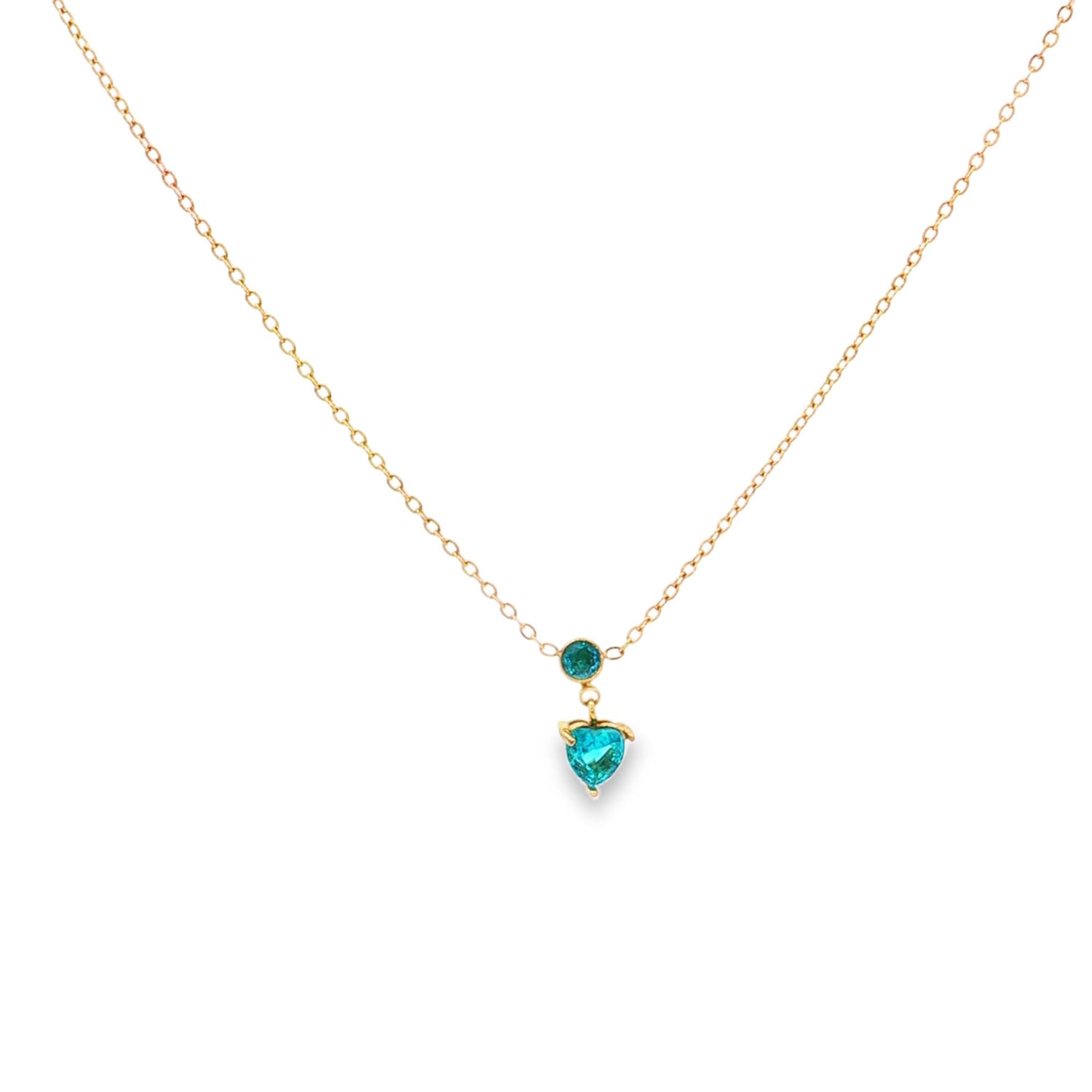 Ce collier élégant et délicat incarne un style à la fois romantique et moderne. Conçu avec soin, il se distingue par la finesse de ses composants et l'éclat vibrant de ses pierres.<br/>Le point central du bijou est un pendentif suspendu à double étage, créant un mouvement vertical gracieux.<br/>La pierre supérieure intégrée directement dans l'alignement de la chaîne, cette petite pierre fine est de taille ronde (brillant). Elle est fixée par un serti clos en acier doré, mettant en valeur sa couleur bleu-vert turquoise tout en assurant une protection optimale de la gemme.<br/>La pierre inférieure suspendue à la première grâce à un petit anneau de jonction articulé, la pierre principale adopte une taille en forme de cœur. Sa couleur bleu turquoise intense évoque les nuances des mers tropicales.<br/>Elle est solidement maintenue par un serti à griffes discret (trois griffes visibles, dont une positionnée à la pointe du cœur) qui maximise la réfraction de la lumière à travers les facettes de la pierre.<br/>Un mousqueton sécurisé accompagné d'une chaînette d'extension, permettant d'ajuster parfaitement la taille à votre morphologie. Coeur Solitaire Strass Adolescent Adulte Amour Femme Fille Indémodable Ce collier élégant et délicat incarne un style à la fois romantique et moderne. Conçu avec soin, il se distingue par la finesse de ses composants et l'éclat vibrant de ses pierres.<br/>Le point central du bijou est un pendentif suspendu à double étage, créant un mouvement vertical gracieux.<br/>La pierre supérieure intégrée directement dans l'alignement de la chaîne, cette petite pierre fine est de taille ronde (brillant). Elle est fixée par un serti clos en acier doré, mettant en valeur sa couleur bleu-vert turquoise tout en assurant une protection optimale de la gemme.<br/>La pierre inférieure suspendue à la première grâce à un petit anneau de jonction articulé, la pierre principale adopte une taille en forme de cœur. Sa couleur bleu turquoise intense évoque les nuances des mers tropicales.<br/>Elle est solidement maintenue par un serti à griffes discret (trois griffes visibles, dont une positionnée à la pointe du cœur) qui maximise la réfraction de la lumière à travers les facettes de la pierre.<br/>Un mousqueton sécurisé accompagné d'une chaînette d'extension, permettant d'ajuster parfaitement la taille à votre morphologie. Coeur Solitaire Strass Adolescent Adulte Amour Femme Fille Indémodable