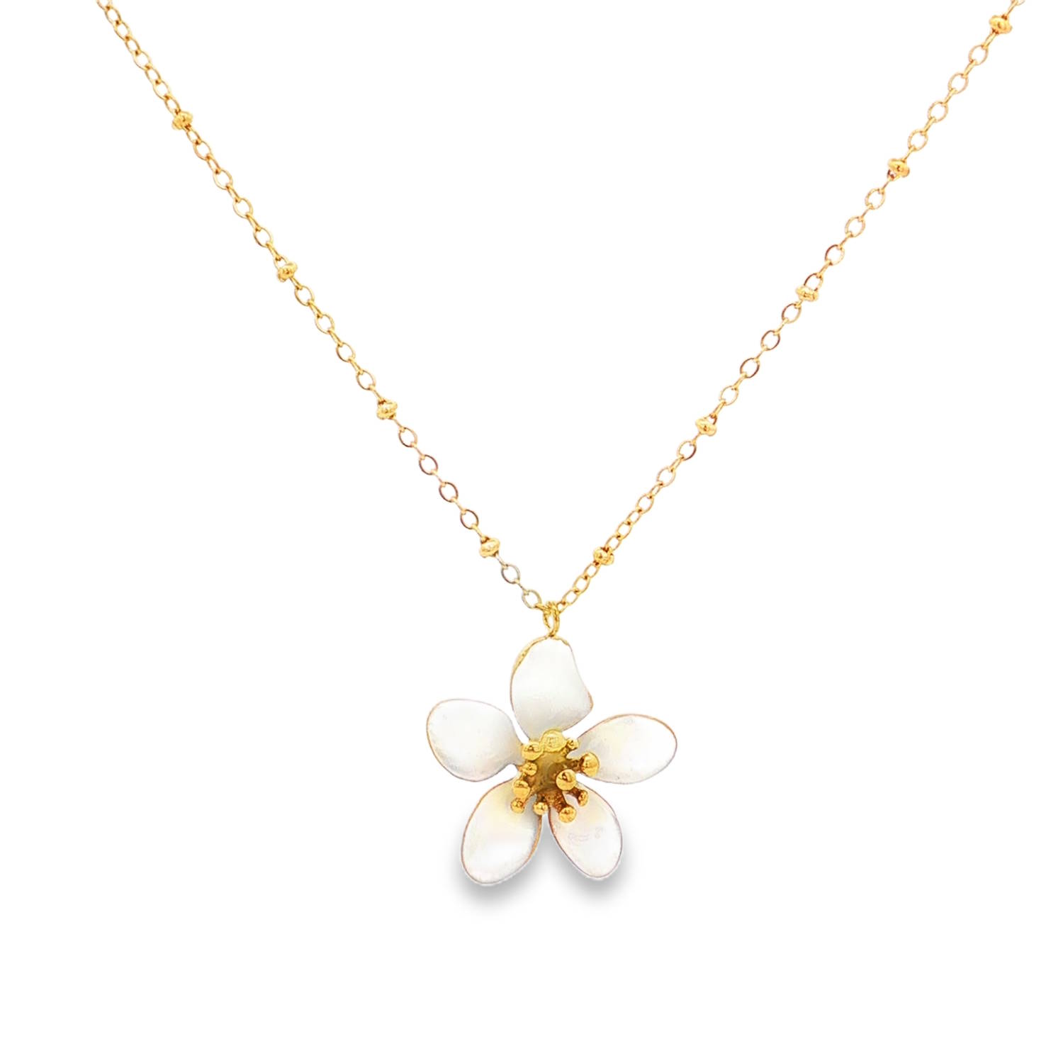 Ce collier délicat capture l'essence de la nature avec un design à la fois poétique et moderne. Alliant la robustesse de l'acier à la finesse de l'émail, c'est une pièce lumineuse qui apporte une touche de fraîcheur à n'importe quelle tenue.<br/>Une magnifique fleur à cinq pétales, réalisée en émail blanc nacré. Le centre de la fleur est orné de pistils en relief dorés, offrant un contraste texturé et précieux.<br/>Un mousqueton sécurisé accompagné d'une chaînette d'extension, permettant d'ajuster parfaitement la taille à votre morphologie. Adolescent Adulte Femme Fille Fleurs Indémodable Nature Ce collier délicat capture l'essence de la nature avec un design à la fois poétique et moderne. Alliant la robustesse de l'acier à la finesse de l'émail, c'est une pièce lumineuse qui apporte une touche de fraîcheur à n'importe quelle tenue.<br/>Une magnifique fleur à cinq pétales, réalisée en émail blanc nacré. Le centre de la fleur est orné de pistils en relief dorés, offrant un contraste texturé et précieux.<br/>Un mousqueton sécurisé accompagné d'une chaînette d'extension, permettant d'ajuster parfaitement la taille à votre morphologie. Adolescent Adulte Femme Fille Fleurs Indémodable Nature