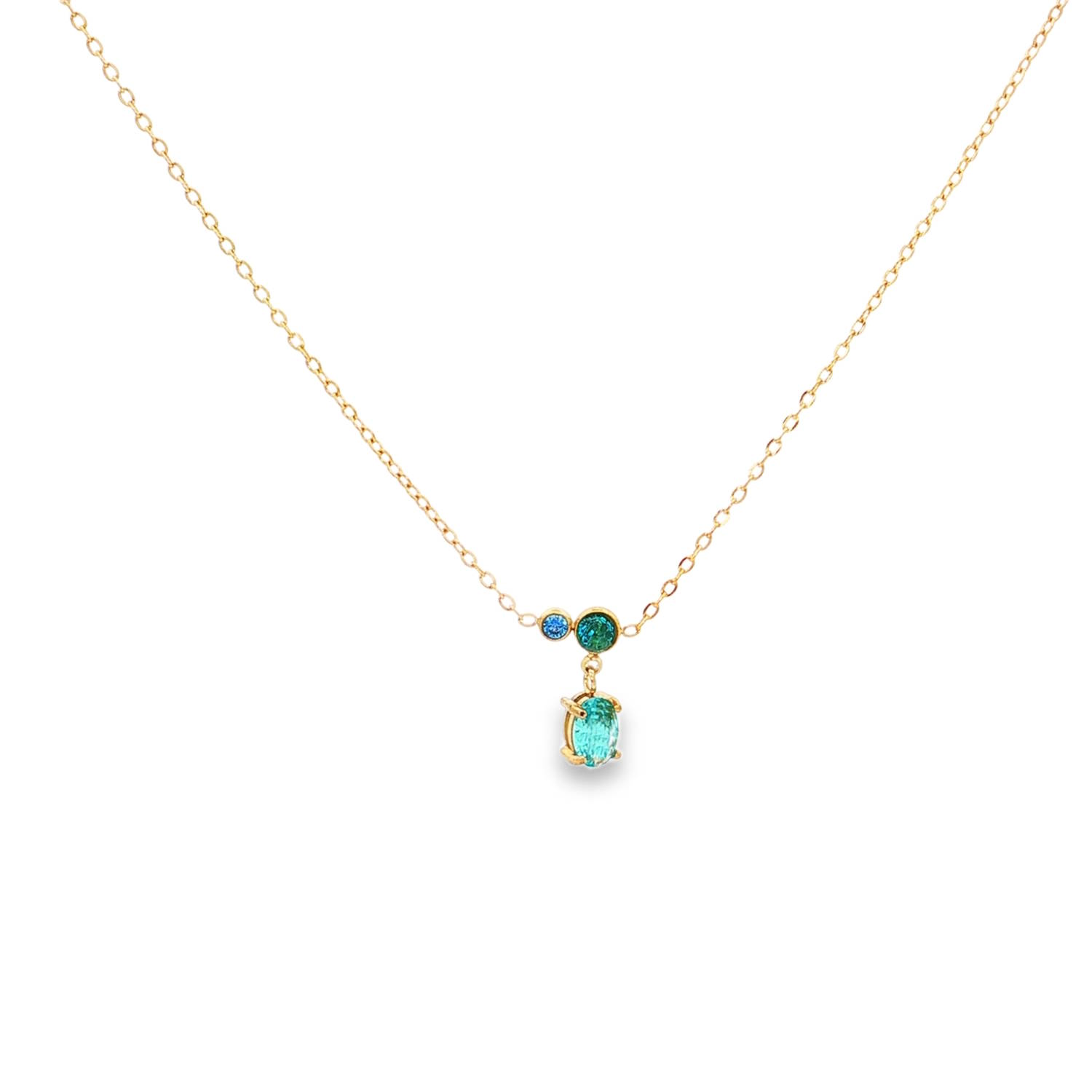 Ce superbe collier en acier doré allie finesse et éclats colorés pour un rendu à la fois moderne et intemporel. Sa maille forçat délicate et lumineuse met parfaitement en valeur un pendentif asymétrique et raffiné.<br/>Un jeu de trois pierres aux nuances captivantes évoquant les fonds marins. Deux petites pierres rondes serties clos, l'une bleu saphir et l'autre vert émeraude, intégrées directement sur la chaîne.<br/>Une pierre principale suspendue en pampille, de forme ovale et facettée, arborant une magnifique couleur bleu turquoise qui capte intensément la lumière.<br/>Un mousqueton sécurisé accompagné d'une chaînette d'extension, permettant d'ajuster parfaitement la taille à votre morphologie. Rectangle Solitaire Strass Adolescent Adulte Femme Fille Indémodable Ce superbe collier en acier doré allie finesse et éclats colorés pour un rendu à la fois moderne et intemporel. Sa maille forçat délicate et lumineuse met parfaitement en valeur un pendentif asymétrique et raffiné.<br/>Un jeu de trois pierres aux nuances captivantes évoquant les fonds marins. Deux petites pierres rondes serties clos, l'une bleu saphir et l'autre vert émeraude, intégrées directement sur la chaîne.<br/>Une pierre principale suspendue en pampille, de forme ovale et facettée, arborant une magnifique couleur bleu turquoise qui capte intensément la lumière.<br/>Un mousqueton sécurisé accompagné d'une chaînette d'extension, permettant d'ajuster parfaitement la taille à votre morphologie. Rectangle Solitaire Strass Adolescent Adulte Femme Fille Indémodable
