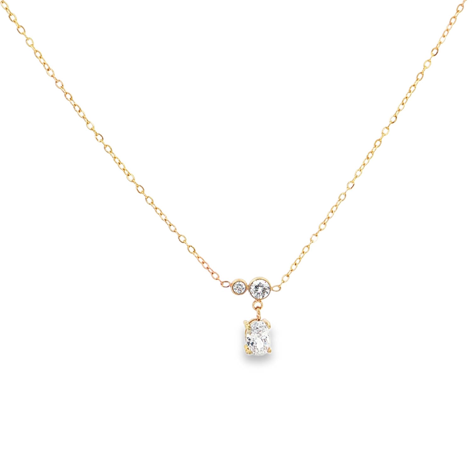 Succombez au charme intemporel de ce collier en acier inoxydable doré, une pièce à la fois délicate et moderne qui sublimera votre décolleté au quotidien.<br/>Un magnifique oxyde de zirconium en taille ovale (serti à quatre griffes) est suspendu en pampille sous le cercle le plus grand, créant un mouvement fluide et captant magnifiquement la lumière.<br/>Un mousqueton sécurisé accompagné d'une chaînette d'extension, permettant d'ajuster parfaitement la taille à votre morphologie. Rectangle Solitaire Strass Adolescent Adulte Femme Fille Indémodable Succombez au charme intemporel de ce collier en acier inoxydable doré, une pièce à la fois délicate et moderne qui sublimera votre décolleté au quotidien.<br/>Un magnifique oxyde de zirconium en taille ovale (serti à quatre griffes) est suspendu en pampille sous le cercle le plus grand, créant un mouvement fluide et captant magnifiquement la lumière.<br/>Un mousqueton sécurisé accompagné d'une chaînette d'extension, permettant d'ajuster parfaitement la taille à votre morphologie. Rectangle Solitaire Strass Adolescent Adulte Femme Fille Indémodable