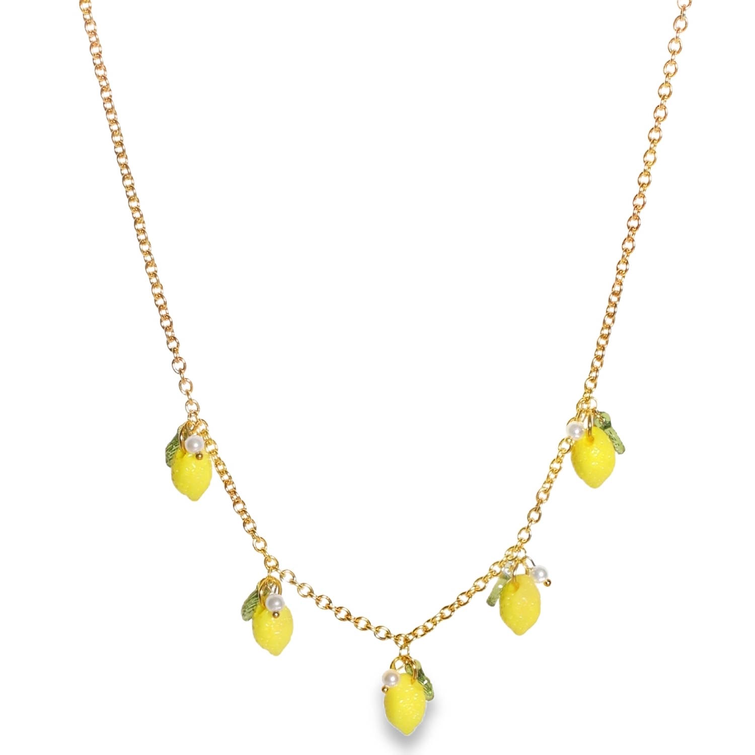 Apportez une touche de fraîcheur et de soleil à votre garde-robe avec ce magnifique collier à pampilles. Conçu en acier inoxydable doré, il allie la brillance du doré à la robustesse d'un matériau durable qui résiste au quotidien.<br/>Le collier est orné de cinq délicats charms en forme de citrons jaunes, texturés pour un effet des plus réalistes, chacun surmonté de petites feuilles vertes finement travaillées.<br/>Chaque citron est accompagné d'une petite perle blanche nacrée, ajoutant une note chic et raffinée à ce bijou fantaisie haut de gamme.<br/>Doté d'une chaîne de réglage avec un fermoir mousqueton permettant d'ajuster la longueur selon votre décolleté. Perle Adolescent Adulte Eté Femme Fille Fruits Nature Apportez une touche de fraîcheur et de soleil à votre garde-robe avec ce magnifique collier à pampilles. Conçu en acier inoxydable doré, il allie la brillance du doré à la robustesse d'un matériau durable qui résiste au quotidien.<br/>Le collier est orné de cinq délicats charms en forme de citrons jaunes, texturés pour un effet des plus réalistes, chacun surmonté de petites feuilles vertes finement travaillées.<br/>Chaque citron est accompagné d'une petite perle blanche nacrée, ajoutant une note chic et raffinée à ce bijou fantaisie haut de gamme.<br/>Doté d'une chaîne de réglage avec un fermoir mousqueton permettant d'ajuster la longueur selon votre décolleté. Perle Adolescent Adulte Eté Femme Fille Fruits Nature