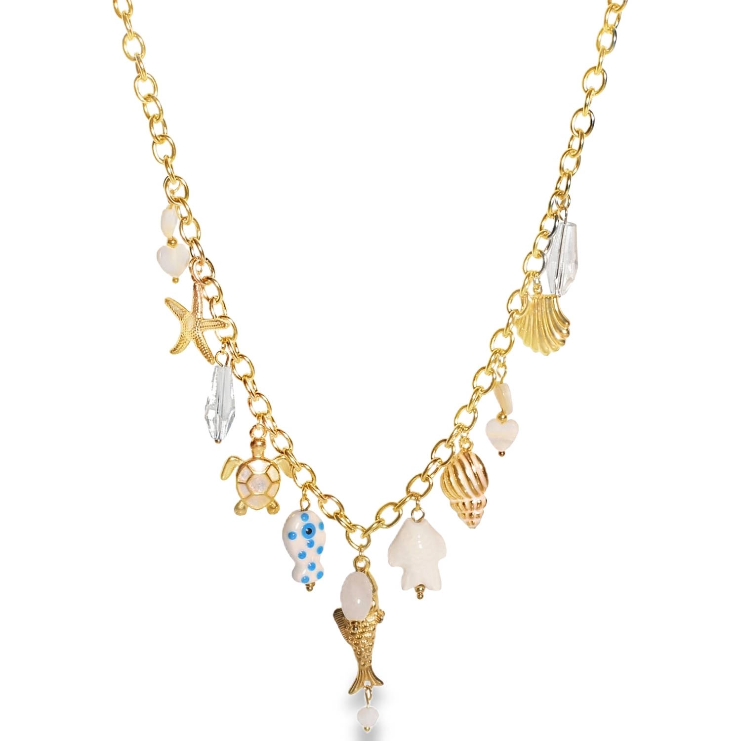Ce collier en acier inoxydable se distingue par son allure de charm's (breloques) qui célèbre la beauté de la vie marine. Très tendance et coloré, il apporte une touche de fraîcheur et de fantaisie à n'importe quelle tenue d'été.<br/>Le bijou se distingue par une riche composition de pendentifs asymétriques évoquant la faune et la flore sous-marines. Les éléments marient le doré, l'émail blanc et des touches de perles nacrées et translucides.<br/>Doté d'une chaîne de réglage avec un fermoir mousqueton permettant d'ajuster la longueur selon votre décolleté. Coeur Coquillage Etoile Perle Poisson Tortue Adolescent Adulte Amour Animaux Eté Femme Fille Nature Printemps Ce collier en acier inoxydable se distingue par son allure de charm's (breloques) qui célèbre la beauté de la vie marine. Très tendance et coloré, il apporte une touche de fraîcheur et de fantaisie à n'importe quelle tenue d'été.<br/>Le bijou se distingue par une riche composition de pendentifs asymétriques évoquant la faune et la flore sous-marines. Les éléments marient le doré, l'émail blanc et des touches de perles nacrées et translucides.<br/>Doté d'une chaîne de réglage avec un fermoir mousqueton permettant d'ajuster la longueur selon votre décolleté. Coeur Coquillage Etoile Perle Poisson Tortue Adolescent Adulte Amour Animaux Eté Femme Fille Nature Printemps