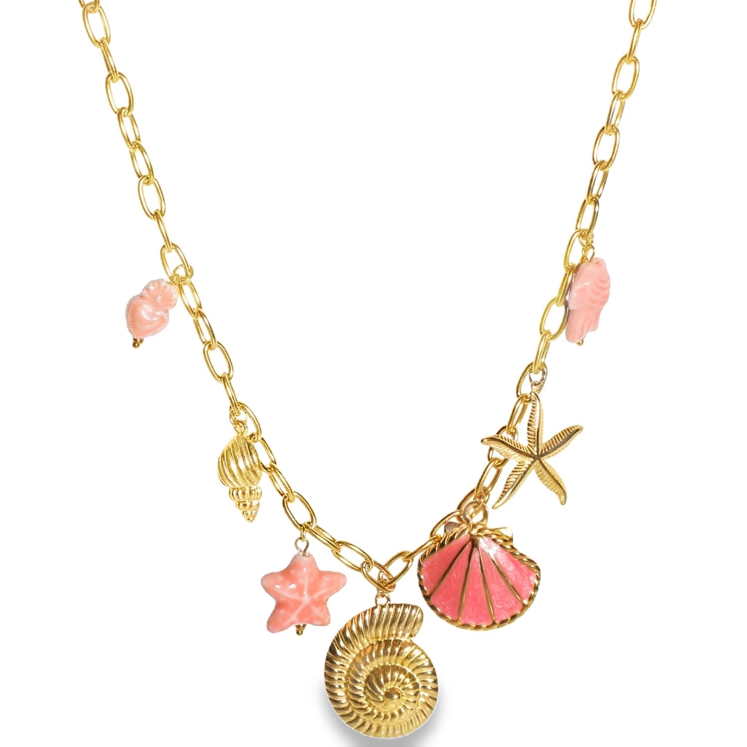 Ce collier en acier inoxydable doré capture parfaitement l'esprit de l'océan avec un style à la fois chic et fantaisie. Il se distingue par son accumulation de breloques marines suspendues à une maille ovale texturée.<br/>Le cœur de ce bijou réside dans l'accumulation harmonieuse de ses sept charmes suspendus, évoquant un trésor trouvé sur une plage lointaine.<br/>Doté d'une chaîne de réglage avec un fermoir mousqueton permettant d'ajuster la longueur selon votre décolleté. Coquillage Etoile Poisson Adolescent Adulte Animaux Eté Femme Fille Nature Printemps Ce collier en acier inoxydable doré capture parfaitement l'esprit de l'océan avec un style à la fois chic et fantaisie. Il se distingue par son accumulation de breloques marines suspendues à une maille ovale texturée.<br/>Le cœur de ce bijou réside dans l'accumulation harmonieuse de ses sept charmes suspendus, évoquant un trésor trouvé sur une plage lointaine.<br/>Doté d'une chaîne de réglage avec un fermoir mousqueton permettant d'ajuster la longueur selon votre décolleté. Coquillage Etoile Poisson Adolescent Adulte Animaux Eté Femme Fille Nature Printemps