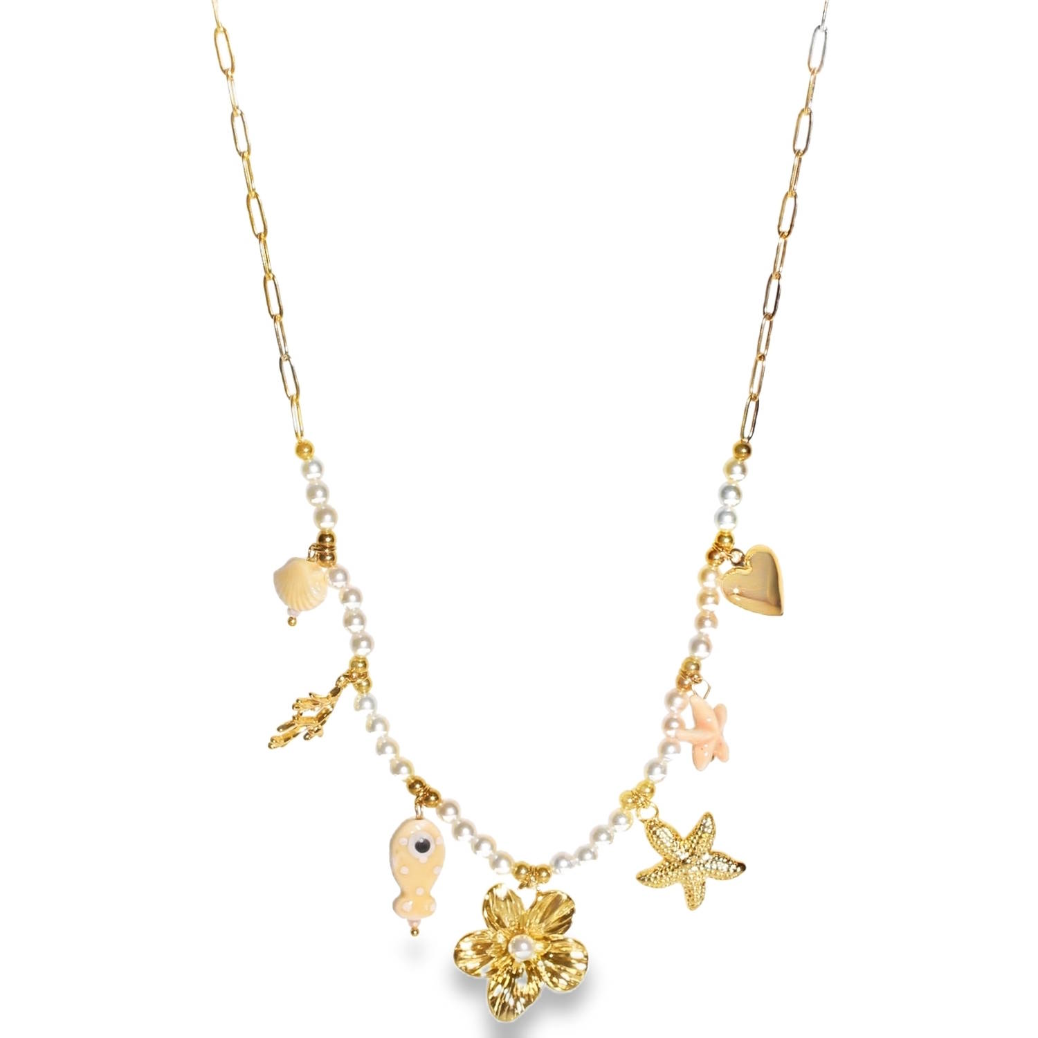 Apportez un souffle de fraîcheur marine à votre style avec ce magnifique collier à breloques, une pièce à la fois ludique et élégante qui célèbre la beauté des fonds marins.<br/>Ce bijou se distingue par son montage asymétrique et texturé. La chaîne en acier inoxydable doré alterne entre des maillons allongés de style trombone et une section centrale ornée de délicates perles nacrées blanches.<br/>Le collier est rythmé par une cascade de sept breloques soigneusement sélectionnées.<br/>Une fleur centrale épanouie, une étoile de mer finement ciselée et une branche de corail, le tout en finition dorée éclatante.<br/>Des pampilles blanc crème et rose pastel, incluant un petit poisson à pois, un coquillage et une étoile de mer miniature, apportant une note de peps méditerranéen.<br/>Un mousqueton sécurisé accompagné d'une chaînette d'extension, permettant d'ajuster parfaitement la taille à votre morphologie.<br/>Un cœur bombé doré vient parfaire l'ensemble pour une touche de douceur. Coeur Coquillage Etoile Poisson Adolescent Adulte Amour Animaux Eté Femme Fille Fleurs Nature Printemps Apportez un souffle de fraîcheur marine à votre style avec ce magnifique collier à breloques, une pièce à la fois ludique et élégante qui célèbre la beauté des fonds marins.<br/>Ce bijou se distingue par son montage asymétrique et texturé. La chaîne en acier inoxydable doré alterne entre des maillons allongés de style trombone et une section centrale ornée de délicates perles nacrées blanches.<br/>Le collier est rythmé par une cascade de sept breloques soigneusement sélectionnées.<br/>Une fleur centrale épanouie, une étoile de mer finement ciselée et une branche de corail, le tout en finition dorée éclatante.<br/>Des pampilles blanc crème et rose pastel, incluant un petit poisson à pois, un coquillage et une étoile de mer miniature, apportant une note de peps méditerranéen.<br/>Un mousqueton sécurisé accompagné d'une chaînette d'extension, permettant d'ajuster parfaitement la taille à votre morphologie.<br/>Un cœur bombé doré vient parfaire l'ensemble pour une touche de douceur. Coeur Coquillage Etoile Poisson Adolescent Adulte Amour Animaux Eté Femme Fille Fleurs Nature Printemps