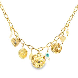 Rehaussez votre allure avec ce collier à breloques en acier doré. Doté de perles nacrées aux reflets chatoyants et des motifs dessinés finement sur des breloques diverses, ce bijou est un véritable symbole de raffinement. Une pièce qui apportera une touche d'élégance bohème à votre collection.